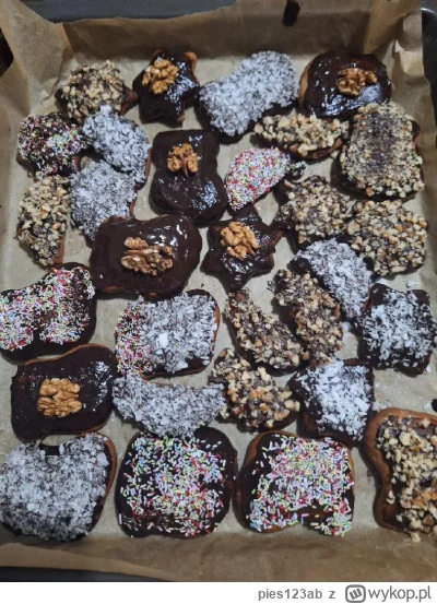 pies123ab - Moja Różowa to fanatyk pierników. Cała kuchnia z------a piernikami ( ͡° ͜...