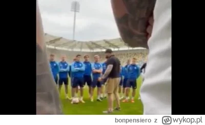 bonpensiero - Podczas przerwy w grze piłkarze Arki powinni wysłuchać wskazówek trener...