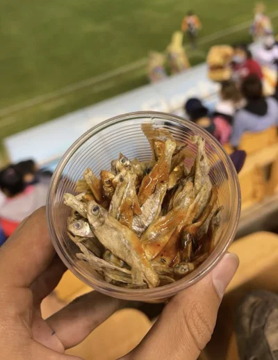 Piotrek7231 - #mecz #stadionowejedzenie #jedzenie #pilkanozna
Kubeczek suszonych ryb ...