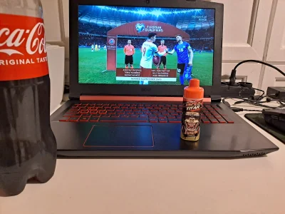 Felixu - #przegryw #mecz Oglądam mecz, piję Coca Colę I palę e fajkę
