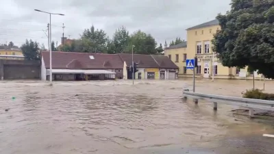 CH3j - Całe centrum Kłodzka i most żelazny zalane

Ten i kilka innych filmików które ...