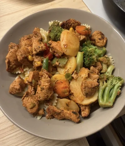 logika_logistyka - Kurczak z warzywami i makaronem. 
#f1 #f1spam #gotujzlogistykiem