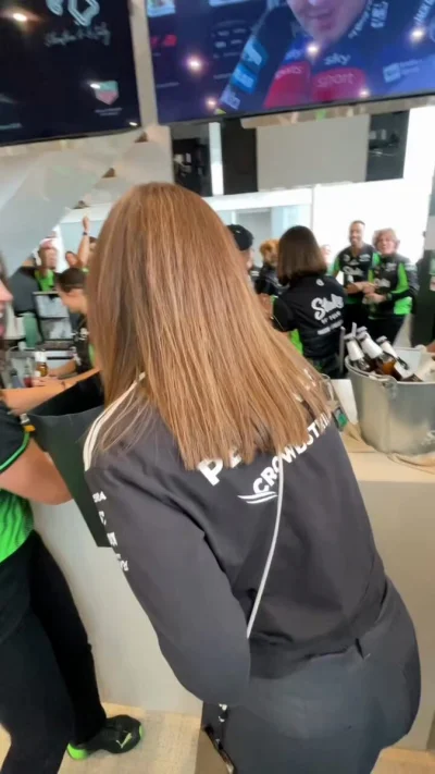 mrhardy - Sauber nie miał szampana do świętowania. Dostali w prezencie od Mercedesa. ...