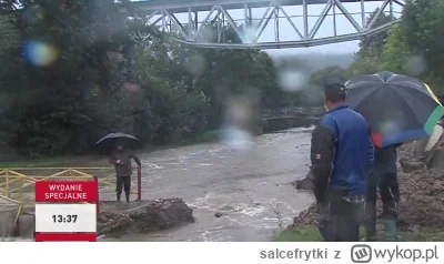 salcefrytki - Wszedł sobie na zerwany most popatrzeć na rwącą rzekę z bliska
#powodz