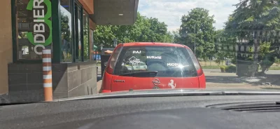 patryk747 - Co trzeba mieć we łbie żeby taki napis nakleić ma tylnej szybie. Ręce opa...