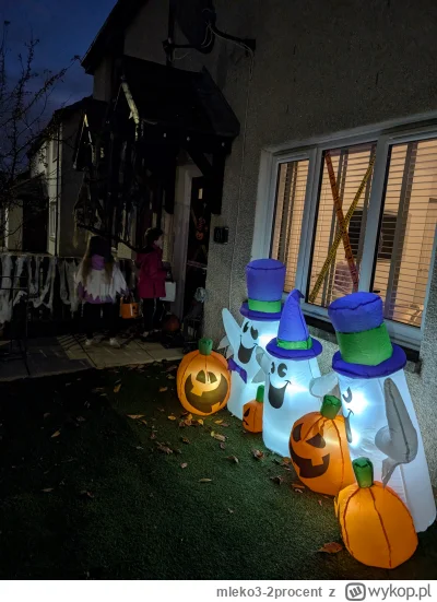 mleko3-2procent - @Wielkijacek: w UK moje dzieciaki chodzily po domach z dekoracjami....