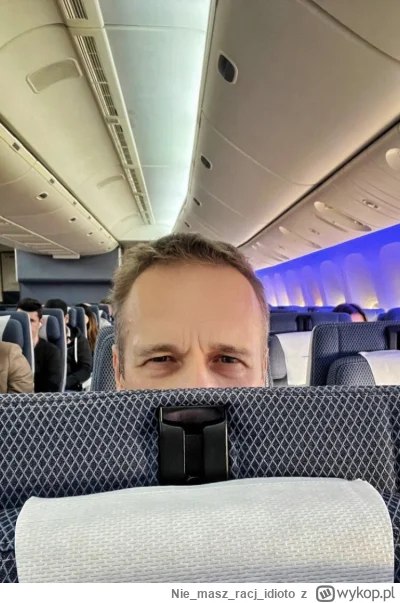 Niemaszracj_idioto - Właśnie lece z Singapuru do Warszawy i usadzili za mną jakiegoś ...