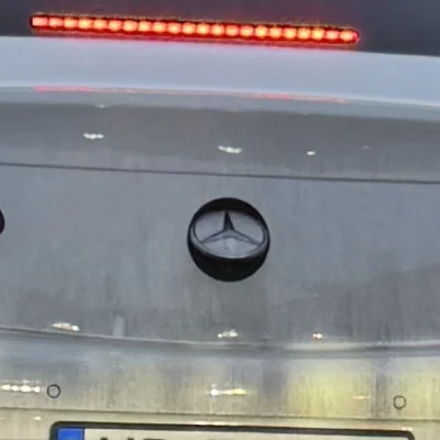 kingcel - Jaką rolę w Mercsedesach spełnia ten uchylany emblemat z tyłu? Dzisiaj gość...