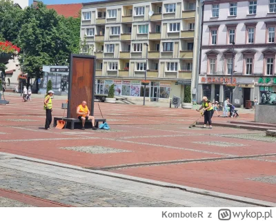 KomboteR - @KomboteR: "I jeden Kapo bez koszulki pilnujący wszystkich."
nadesłał Toma...