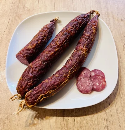 k.....r - Tak wygląda kiełbasa wędzona 25.09 

#gotujzwykopem #wedzenie #wedlinydomow...