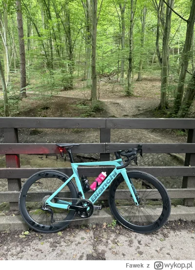 Fawek - #rower #szosa takie sobie jeżdżenie szosą po lesie 😬 no ale traskę źle rozry...