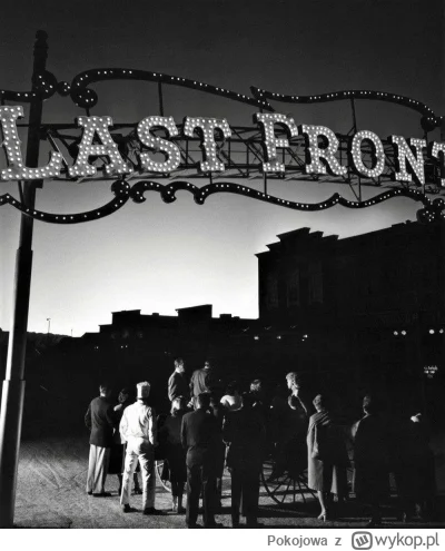 Pokojowa - Rok 1953. Wieczór w Las Vegas, USA. 

Światło z wybuchu bomby nuklearnej z...