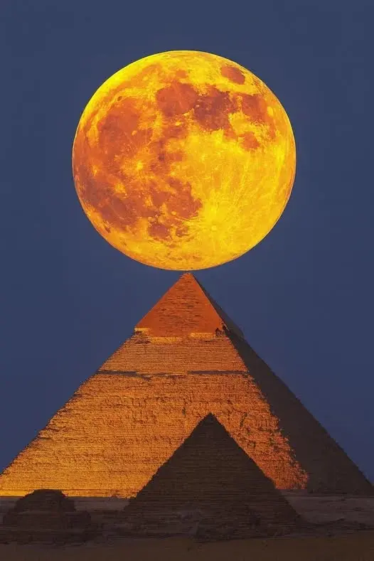 wfyokyga - Wielka piramida w Hrubieszowie na tle księżyca