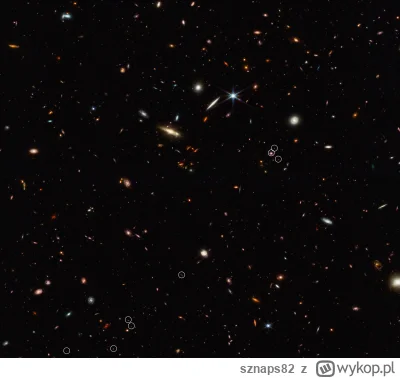 sznaps82 - Na ilustracji: Układ 10 galaktyk oznaczonych ośmioma, białymi kółkami wzdł...