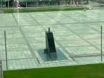 Tumurochir - Dziennikarka BBC podaje, że na pomnik smoleński w Warszawie wszedł mężcz...