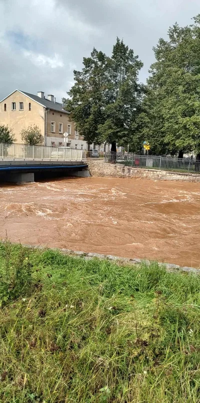 najwyzszymaszt - Ludzie co wy gadacie jaka powódź, jaki niż? Słońce świeci, dzieci ba...