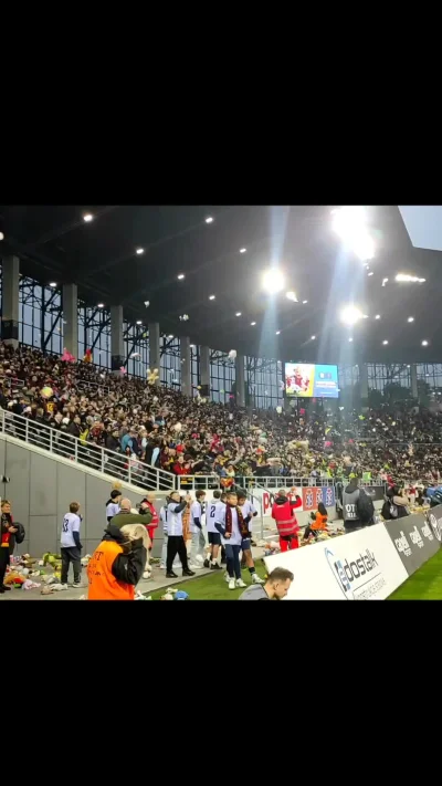 MrBeast - Dzień dobry.
Jak nazwać taką kradzież maskotki dla dzieci przez panią z och...