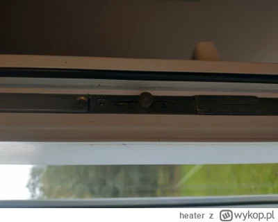 heater - Czy tu jest jakaś regulacja docisku okna?  #kiciochpyta #mieszkanie #budowni...