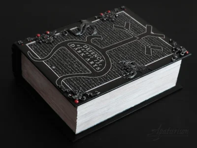 Apaturia - Duża drewniana skrzynka-książka stylizowana na podręcznik do obrony przed ...