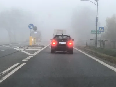 SzubiDubiDu - Widoczność na 200-300m ale oczywiście złamas musi jechać na zapalonych ...