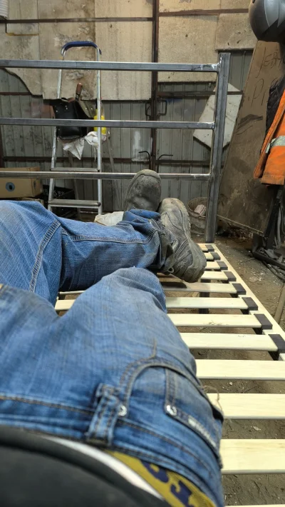 Pesa_elf - Jeszcze ze trzy cztery popołudnia i będzie spanko na pryczy jak jakis Oska...