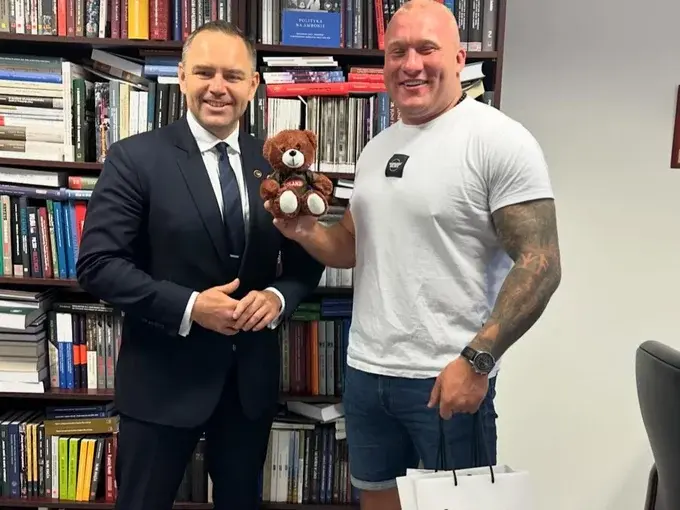 Sabr - >[T] Nawrocki spotykał się z Wielkim Bu.
[R} Na stadionie się widzieli, już si...