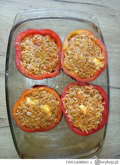 FIVEGAMING - Chłop robi sobie papryki nadziewane mięsem mielonym, ryżem i mozzarellą ...