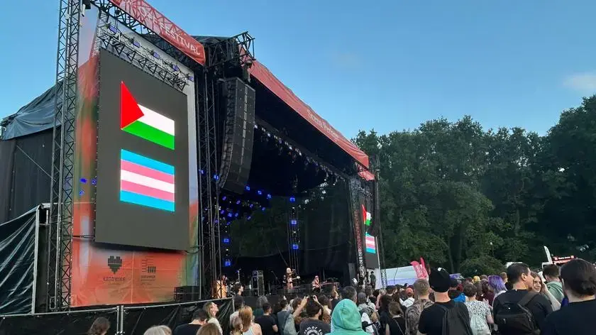 Manah - Takim zdjęciem TVN okraszył artykuł o festiwalu muzycznym w Katowicach. Na ws...