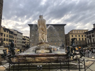 ChlopoRobotnik2137 - Ta sama fontanna tyle że od d--y strony