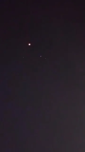 panDario - >To, co wydaje się być UAP/UFO, zauważone noc po nocy nad bazami sił powie...