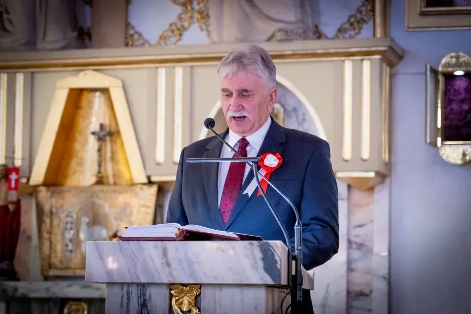 powsinogaszszlaja - Opowieść o tym, jak prostak, dopuszczony do urzędu w pipidówie, r...