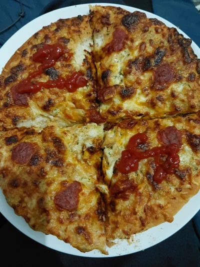 KzdePosladyToInnaHistoria - Pizza Guseppe 4 sery trochę spalona ale chłop takie lubi
...