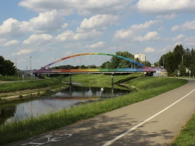 e.....a - Spacerek po #rzeszow, w tle most promujący #lgbt.