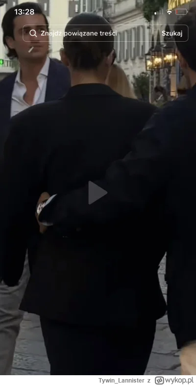 Tywin_Lannister - Czysty atawizm. Kurczowe trzymanie partnerki w obecności nadrzędneg...