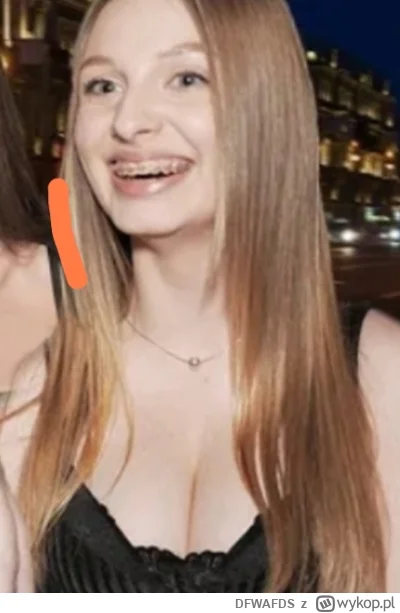 DFWAFDS - @Kindybal_xD: ta niby szczęśliwa a oczy jednak takie smutne. Może to szara ...