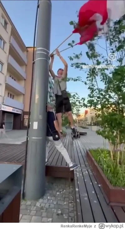 RenkaRenkeMyje - Ukraińcy podnoszą naszą flagę która wypadła z mocowania i montują ją...