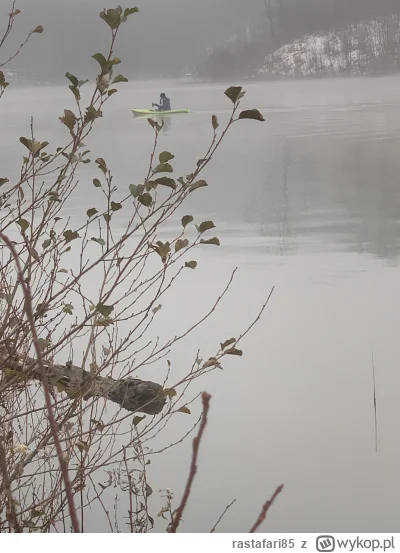 rastafari85 - Szacun w chooj, jest na minusie, a koleś rekreacyjnie na kajaczku sobie...
