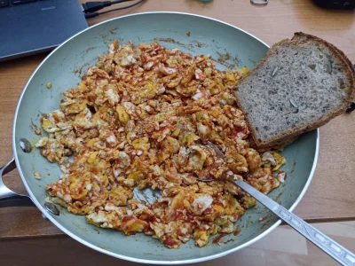 Baczny_Obserwator - Jajecznica z 8 jajek wiejskich, zmieszana z keczapem i chlebek do...