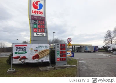 LukaszTV - Ale bym zjadł taką kiełbaskę węgierską na Lotosie (｡◕‿‿◕｡)
#lotos #stacjap...