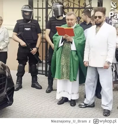 NieznajomyUBram - Dziś Kolektyw ochrania VIPa. 
z @Hatedriven @pomelobezkaca2 @anonan...