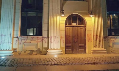 mroz3 - Nieznana osoba zniszczyła elewację synagogi przy ul. Włodkowica 7. Na budynku...