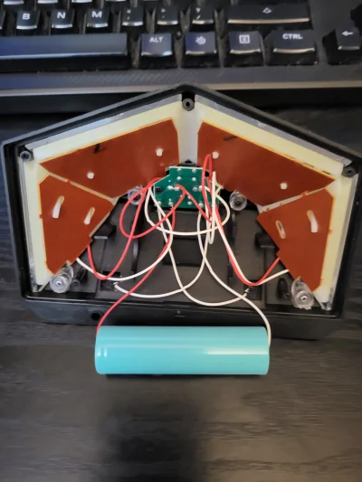 fokiielves - elektroświrki,
mam taką lampkę na balkonie. niestety bateria tu zainstal...