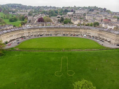 FalseIdeas - Ktoś przyciął trawnik w kształt gigantycznego penisa na Royal Crescent, ...