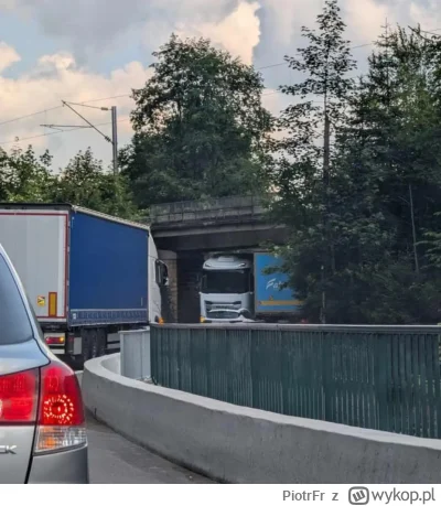 PiotrFr - Dzisiaj się trojaczki trafiły na tym objeździe.
Niezły korek zrobili, nawet...