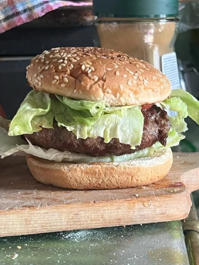 paczelok - najtansza bułka burgerowa z biedronki
mienso smażone 3-4min żeby nie było ...
