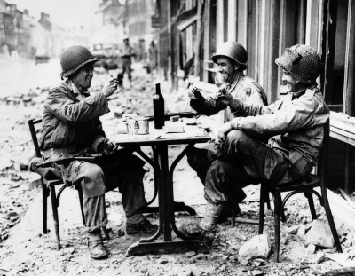Bobito - #fotografia #iiwojnaswiatowa #wojna

 Amerykańscy żołnierze wznoszą toast w ...