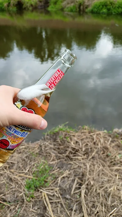 KingOfTheWiadro - Ehhhhhhhh, piątkowe popołudnie, a chłop se sam pije piwko nad rzeką...