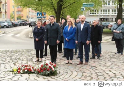 adi0 - @msqs1911 piękna, postępowa, comiesięczna uroczystość składania kwiatów na ron...