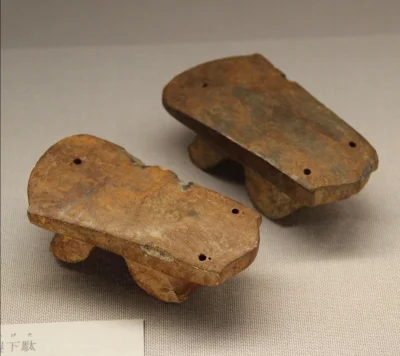 Loskamilos1 - Para kamiennych sandałów z terenu Japonii, prawdopodobnie pochodzą z ok...