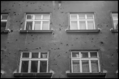 Monochrome_Man - Ślady na kamienicy w #krakow po rosyjskim "wyzwoleniu" w 1945r, ciąg...
